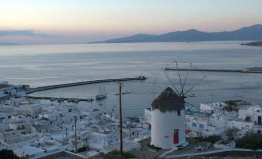 De zee en stad Mykonos